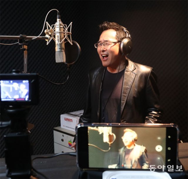 경기 고양시의 연습실에서 1일 만난 가수 권인하 씨는 대단한 열창을 선보였다. 누군가 그의 노래를 노래방 부장님 창법이라고 했다던데, 아니다. 부장님은 목숨 걸지 않는다. 고양=김동주 기자 zoo@donga.com