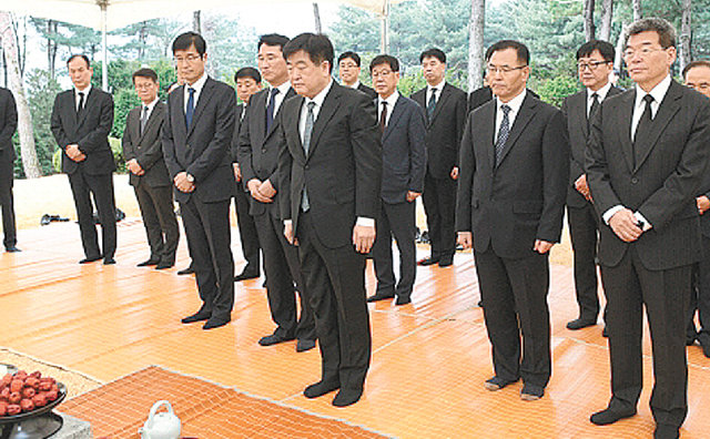 권오갑 현대중공업지주 부회장(오른쪽에서 세 번째) 등 현대중공업그룹 경영진이 16일 고 정주영 명예회장의 타계 18주기를 앞두고 경기 하남시 묘소를 찾아 참배했다. 현대중공업그룹 제공