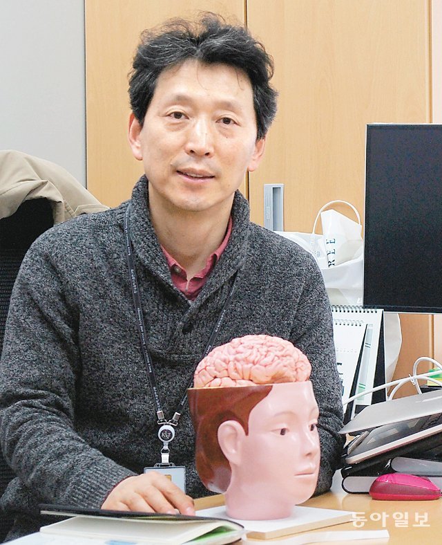 류훈 한국과학기술연구원(KIST) 신경과학연구단장은 미국과 한국의 의대와 연구소에서 퇴행성 뇌질환을 연구해 왔다. 스트레스 등 환경이 치매 발병에 미치는 영향을 밝히고 있다.