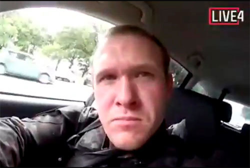 15일 뉴질랜드 크라이스트처치 이슬람 사원의 테러 용의자인 호주 국적의 브렌턴 태런트가 자신의 테러 행위를 온라인으로 생중계한 영상. 크라이스트처치=AP 뉴시스