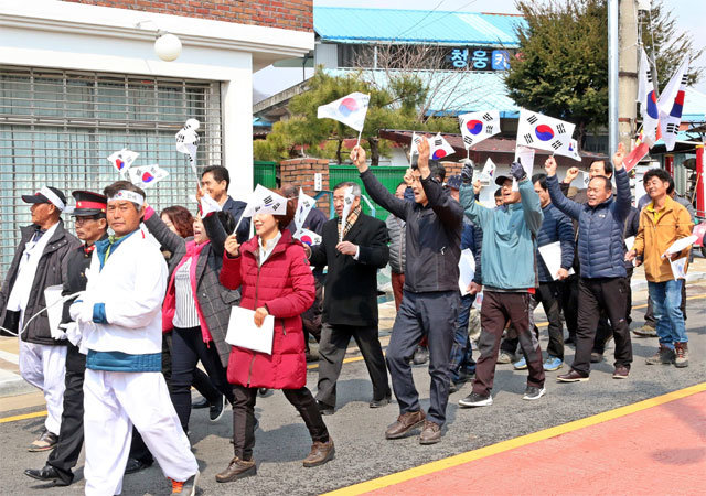 15일 전북 임실군 청웅면 평지마을에서 열린 3·15 만세운동 100주년 기념행사에 참가한 주민들이 태극기를 흔들며 만세운동을 재현하고 있다. 임실군 제공