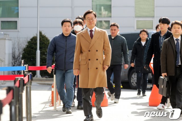 이재명 경기도지사가 18일 오전 경기도 성남시 수원지방법원 성남지원에서 열리는 11차 공판에 출석하고 있다. 2019.3.18/뉴스1 © News1