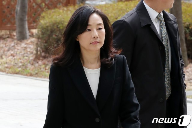 (서울=뉴스1) = 보수단체 부당지원 등 ‘화이트리스트’ 작성 의혹을 받고 있는 조윤선 전 청와대 정무수석이 18일 오후 서울 서초구 서울고등법원에서 열린 직권남용 권리행사방해 혐의 관련 항소심 공판기일에 출석하고 있다. 2019.3.18/뉴스1