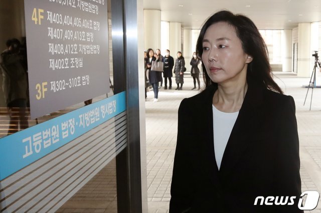 (서울=뉴스1) = 보수단체 부당지원 등 ‘화이트리스트’ 작성 의혹을 받고 있는 조윤선 전 청와대 정무수석이 18일 오후 서울 서초구 서울고등법원에서 열린 직권남용 권리행사방해 혐의 관련 항소심 공판기일에 출석하고 있다. 2019.3.18/뉴스1
