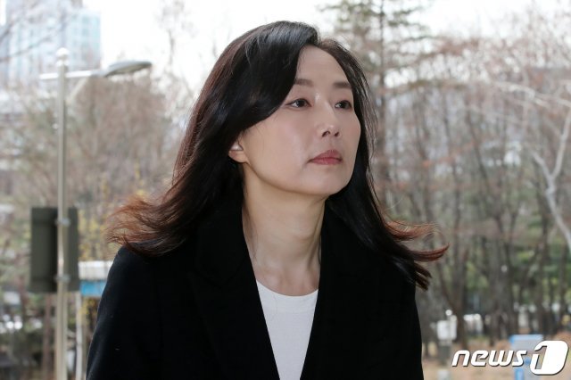 (서울=뉴스1) = 보수단체 부당지원 등 ‘화이트리스트’ 작성 의혹을 받고 있는 조윤선 전 청와대 정무수석이 18일 오후 서울 서초구 서울고등법원에서 열린 직권남용 권리행사방해 혐의 관련 항소심 공판기일에 출석하고 있다. 2019.3.18/뉴스1