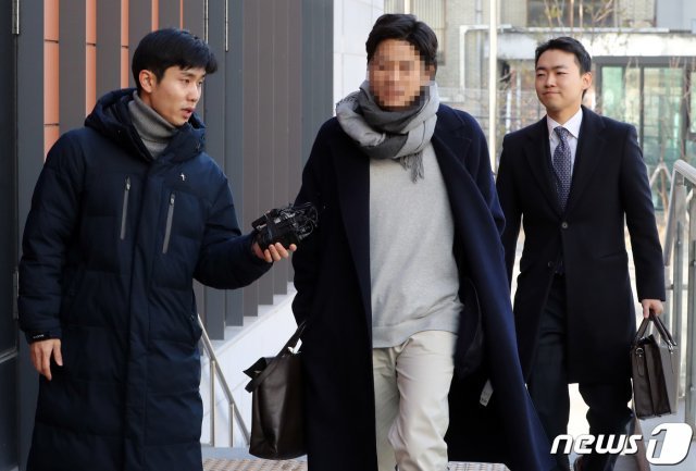 서울 강남의 유명 클럽에서 폭행당한 뒤, 경찰관에게 부당한 대우를 받았다고 주장한 김모 씨가 1일 서울 강남경찰서에 피의자로 소환되고 있다. 2019.2.1/뉴스1 © News1