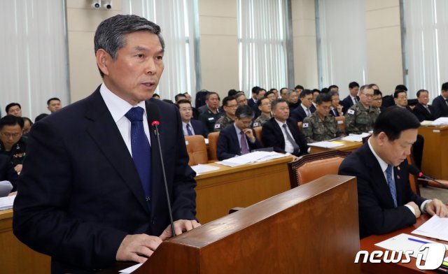 정경두 국방장관이 18일 서울 여의도 국회에서 열린 국방위원회 전체회의에서 업무보고를 하고 있다. 2019.3.18/뉴스1 © News1