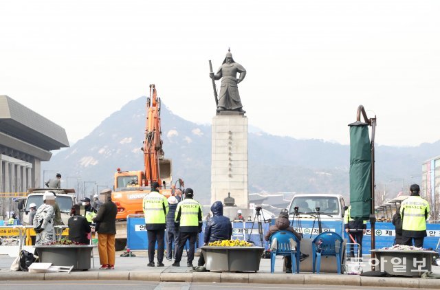 2019년 3월 18일 오후 광화문 광장에 설치됐던 세월호 천막이 철거되고있다.