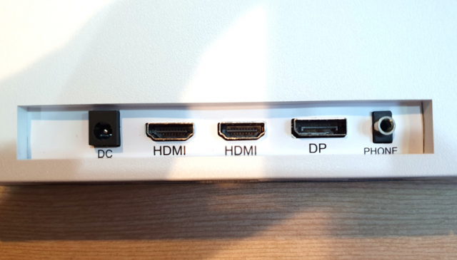 <HDMI 단자 2개, DP 단자 1개 등 넉넉한 연결 단자를 제공한다. 미니 DP 지원하지 않는 점이 옥의 티. 그래픽카드에서 오는 음성신호는 외부 음성 출력 단자(PHONF)로 스피커나 헤드셋에 전달할 수 있다, 출처: IT동아>