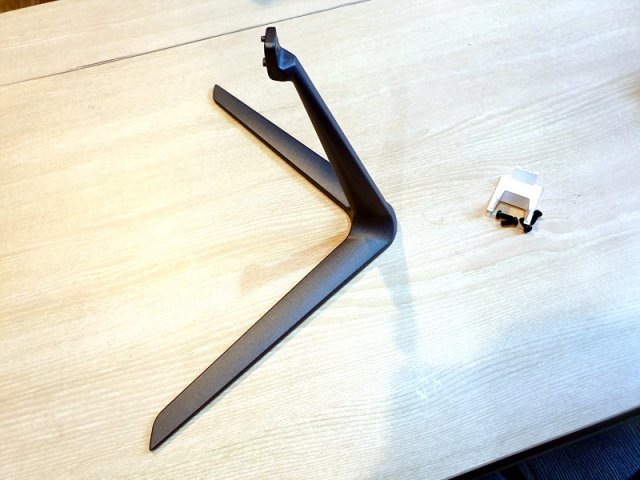 <제품의 무게 대부분을 차지하는 철제 스탠드. 제품을 견고하게 지탱한다. 제품과 연결시 상단으로30도, 하단으로 15도 정도 움직일 수 있다. 좌우로 움직이는 것은 지원하지 않는다, 출처: IT동아>