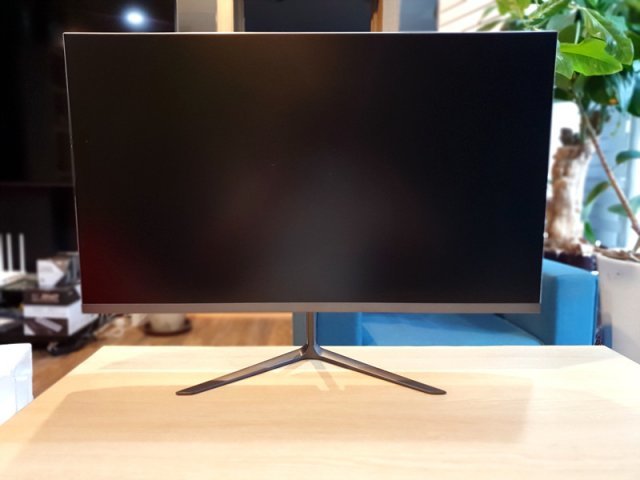 <제품 전면. 그 흔한 브랜드 로고조차 없을 정도로 간결한 디자인을 추구했다, 출처: IT동아>