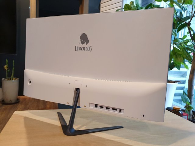 <제품의 전면과 후면. 간결한 디자인으로 구성되어 있다, 출처: IT동아>