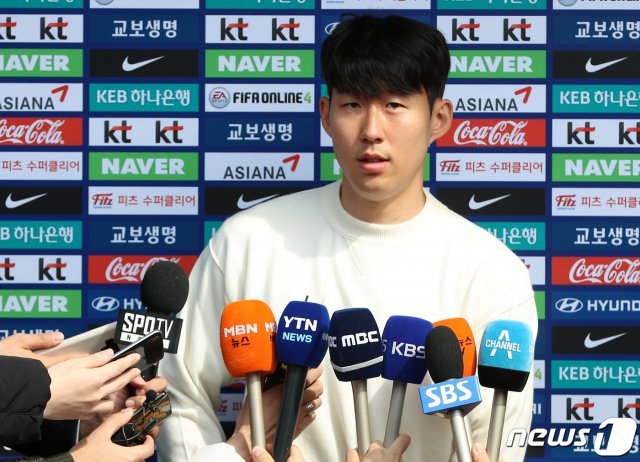 대한민국 남자 축구대표팀 손흥민이 18일 오후 경기도 파주시 축구대표팀트레이닝센터(NFC)에 들어선 후 취재진 질문에 답변하고 있다.  2019.3.18/뉴스1 © News1