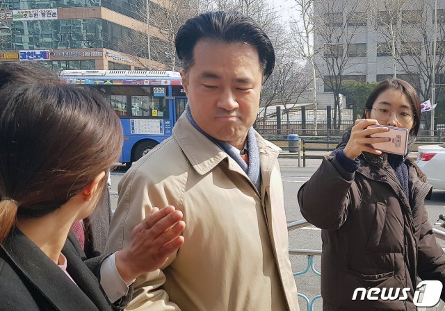 손석희 JTBC 대표이사를 폭행치상 혐의 등으로 고소한 프리랜서 기자 김웅씨가 지난 1일 서울 마포경찰서에 출석해 조사를 받고 있다. 김씨가 조사실에서 나오자 기자들이 다가가 질문하고 있다. 2019.3.1/뉴스1 © News1