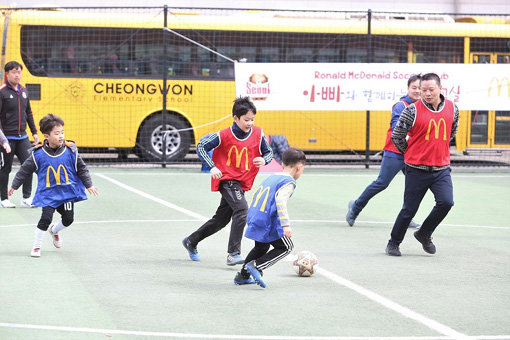 맥도날드가 10일 가족 단위 고객을 대상으로 개최한 ‘2019 아빠와 함께하는 축구교실’ 첫 수업에 참가한 아이들과 아빠들. 사진제공｜맥도날드