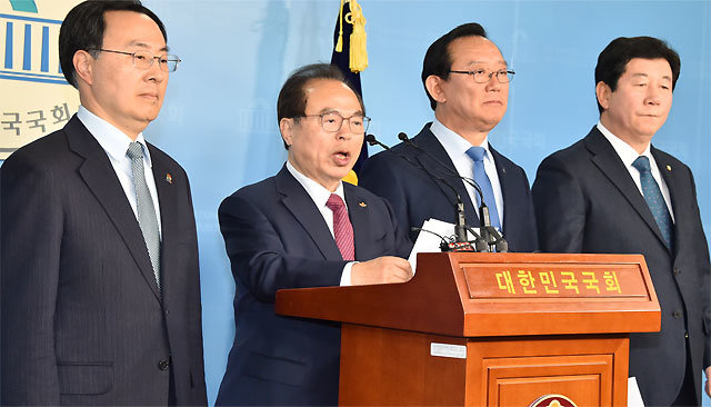 문승욱 경남도 경제부지사, 오거돈 부산시장, 송철호 울산시장, 박재호 국회의원(왼쪽부터)은 17일 국회 정론관에서 기자회견을 열고‘제2의 4대강사업, 김해신공항은 막아야 합니다’라는 공동성명을 발표하고 있다. 부산시 제공