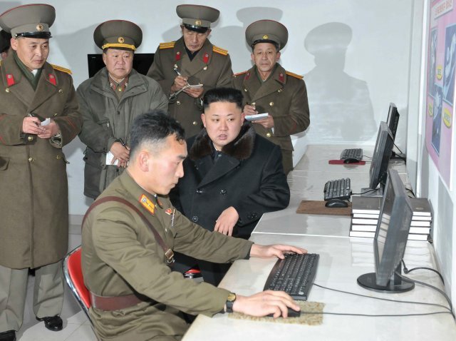 북한의 사이버 공격 능력은 진보를 거듭해 이제는 전 세계 어느 곳에서도 사이버 공격을 감행할 수 있는 수준이다. 사진은 군부대를 방문해 컴퓨터 작업을 지켜보고 있는 김정은 북한 국무위원장. 동아일보DB