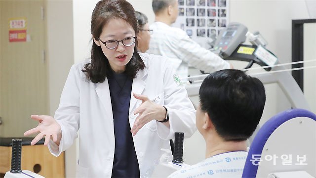 근로복지공단 안산병원의 전아영 재활센터장이 산재 환자의 상태에 맞춰 일대일 상담을 진행하고 있다. 올해 처음 임명된 산재관리의사는 산재 환자의 초기 치료 단계부터 재활치료, 직업 복귀까지 전 과정을 관리한다. 안산=원대연 기자 yeon72@donga.com