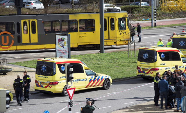 네덜란드도 ‘테러 비상’ 18일 총격 사건이 발생한 네덜란드 위트레흐트 시내 트램 인근에 앰뷸런스가 모여 있다. 네덜란드 경찰은 이날 트위터를 통해 트램 안에서 발생한 총격 사건으로 1명이 숨지고 여러 명이 다쳤다고 밝혔다. 위트레흐트=AP 뉴시스