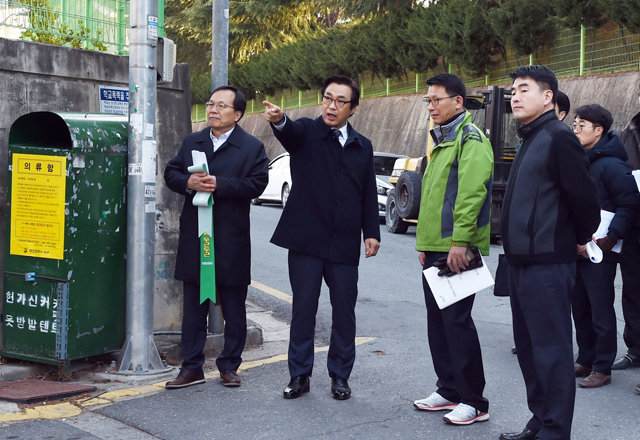 류희인 행정안전부 재난안전관리본부장이 14일 대전 서구 탄방초등학교 주변 어린이 보호구역을 방문해 관계자들과 통학로 안전 대책을 점검하고 있다. 행정안전부 제공