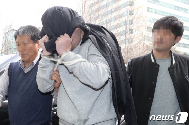 ‘청담동 주식부자’ 이희진씨의 부모 살해 용의자 김모(34)씨가 18일 오전 경기도 안양 동안경찰서에서 조사를 받기위해 이동하고 있다. (인천일보 제공) 2019.3.18/뉴스1 © News1