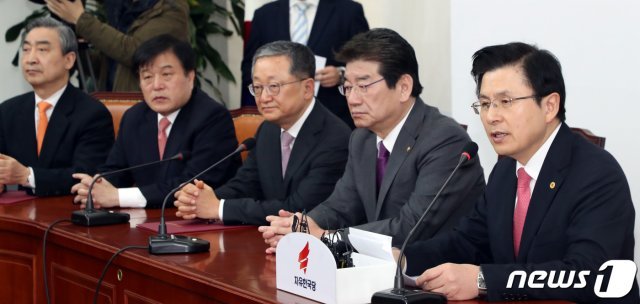 황교안 자유한국당 대표가 19일 서울 여의도 국회에서 열린 주요 당직자 임명장 수여식 및 4.3필승 선거대책회의에서 모두발언을 하고 있다. 2019.3.19/뉴스1 © News1 김명섭 기자