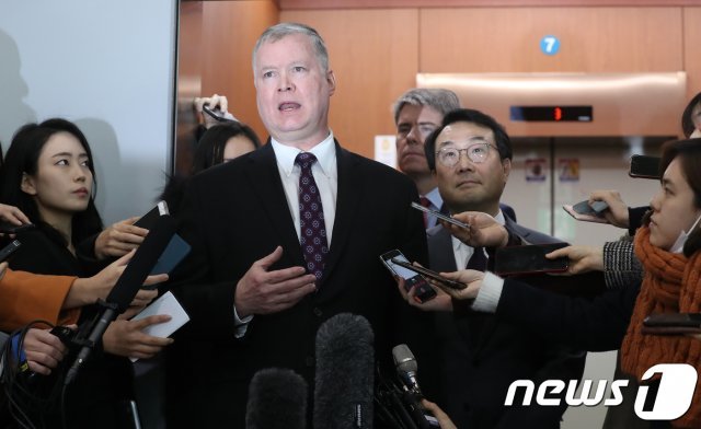 스티븐 비건 미국 국무부 대북정책특별대표가 지난해 12월 한국을 방문해 기자들의 질문에 답변하고 있다. © News1