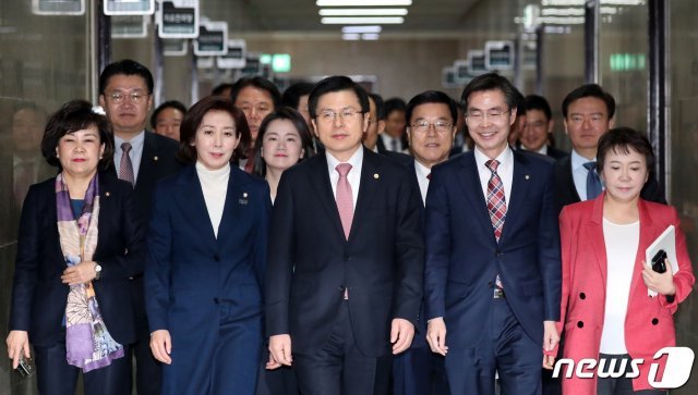 황교안 자유한국당 대표가 14일 서울 여의도 국회에서 열린 최고위원회의에 나경원 원내대표 등 당 지도부와 함께 입장하고 있다. 2019.3.14/뉴스1 © News1