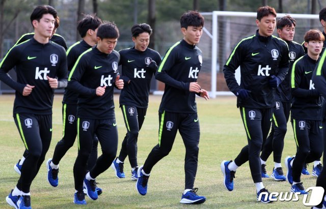 대한민국 축구 국가대표팀 이승우를 비롯한 선수단이 18일 오후 경기도 파주시 축구대표팀트레이닝센터(NFC)에서 A매치 평가전을 앞두고 훈련을 하고 있다. /뉴스1 DB © News1