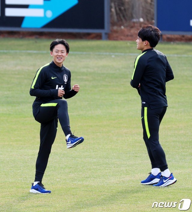 대한민국 축구 국가대표팀 이승우를 비롯한 선수단이 18일 오후 경기도 파주시 축구대표팀트레이닝센터(NFC)에서 A매치 평가전을 앞두고 훈련을 하고 있다. /뉴스1 DB© News1