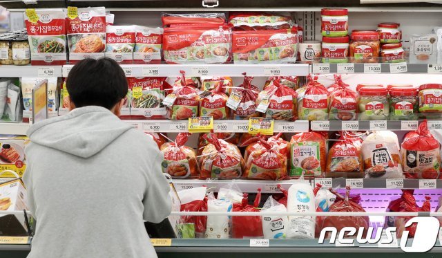 서울의 한 대형마트를 찾은 고객이 포장김치를 구매하고 있다.  © News1