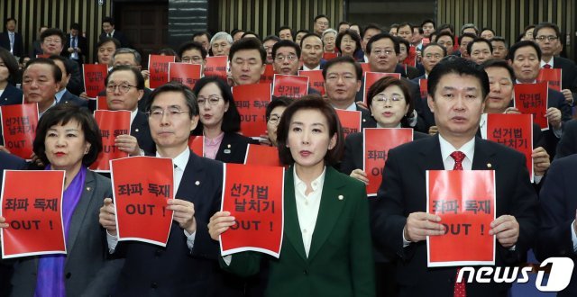 나경원 자유한국당 원내대표와 의원들이 19일 서울 여의도 국회에서 열린 의원총회에서 구호를 외치고 있다. 2019.3.19/뉴스1 © News1