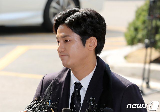 ‘버닝썬 폭행’ 신고자 김상교 씨(29)가 19일 오전 서울지방경찰청 사이버수사대에 피고발인 신분으로 조사를 받기 위해 들어서며 취재진 질문을 듣고 있다. 2019.3.19/뉴스1 © News1 오장환 기자