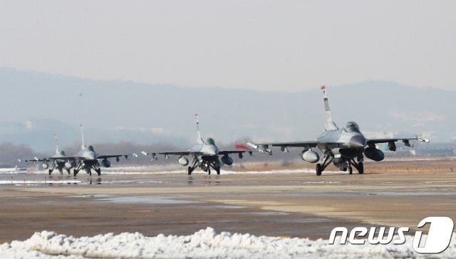 6일 오후 경기도 평택시 주한미공군 오산기지에서 F-16 전투기들이 분주하게 이동하고 있다. 2017.12.6/뉴스1 © News1 사진공동취재단