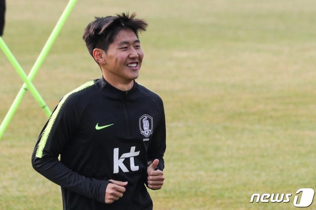 대한민국 축구 국가대표팀 이강인이 19일 오후 경기도 파주시 축구대표팀트레이닝센터(NFC)에서 A매치 평가전을 앞두고 훈련을 하고 있다.  2019.3.19/뉴스1 © News1