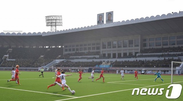 2017년 4월 평양 김일성경기장에서 열린 여자축구 아시안컵 예선 남북대결. /뉴스1 © News1 사진공동취재단