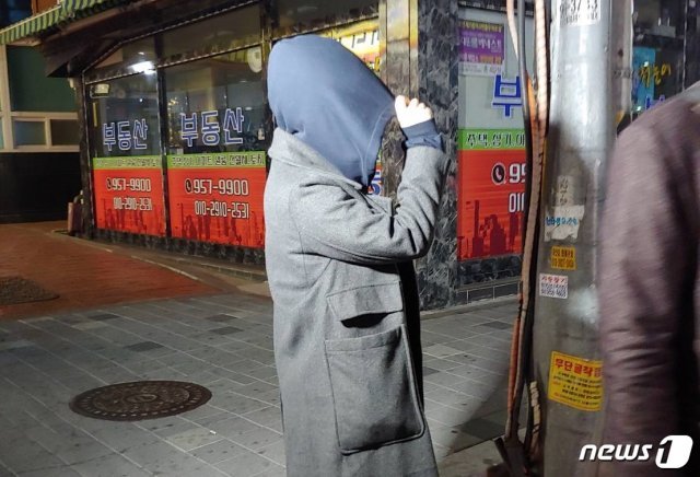 19일 서울 동대문구 서울지방경찰청 광역수사대 마약수사계에서 마약 유통 혐의로 조사를 받은 중국인 여성 ‘애나’가 조사를 마치고 귀가하고 있다.2019.3.19 © 뉴스1