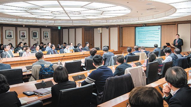 한국수출입은행이 이달 14일 개최한 ‘이라크 재건시장 진출 세미나’에서 참석자들은 이라크 금융 동향과 현지법에 대한 정보를 공유했다. 한국수출입은행 제공