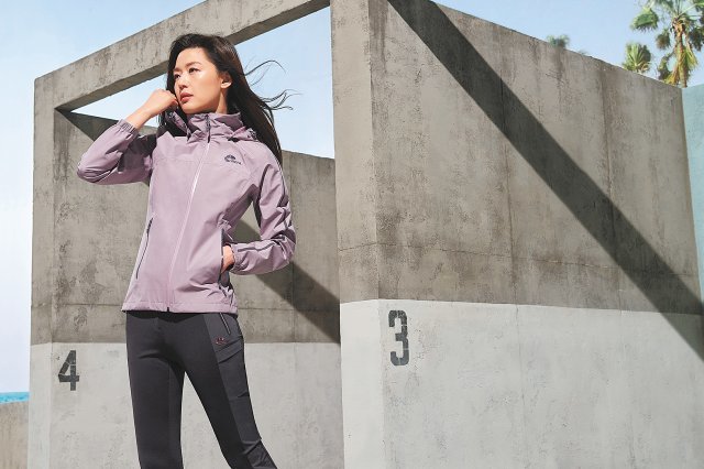 네파 바스토 방수재킷 착용한 전지현.
