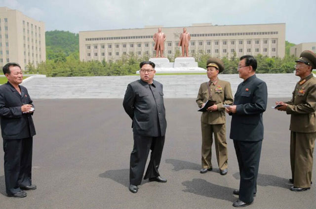 김정은 북한 국무위원장이 2016년 6월 평양시 용성구역 국방종합대를 현지 시찰하고 있다. 이후 국방종합대는 김정은국방종합대로 개명했다. 사진 출처 노동신문