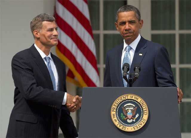 버락 오바마 전 미국 대통령(오른쪽)이 2011년 8월 백악관 경제자문위원회(CEA) 위원장으로 앨런 크루거 프린스턴대 교수를 지명하며 그와 악수를 하고 있다. 워싱턴=AP 뉴시스