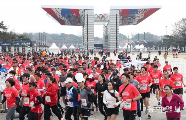10km를 뛰는 젊은 참가자들이 힘차게 올림픽공원에서 출발하고 있습니다. 김재명기자 base@donga.com