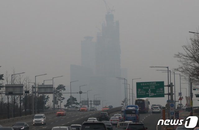 전국 대부분의 지역에 미세먼지 농도가 ‘나쁨’ 수준을 보인 20일 오전 서울 마포대로에서 바라본 여의도가 뿌옇다. 2019.3.20/뉴스1