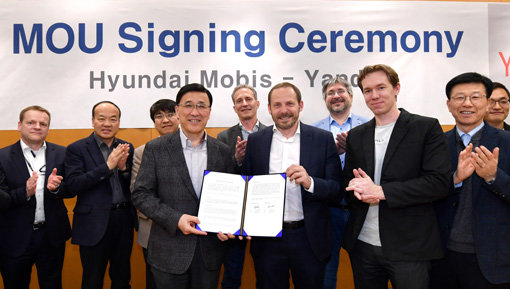 현대모비스와 러시아 최대 ICT업체인 얀덱스가 19일, 경기도 용인의 현대모비스 ICT연구소에서 ‘무인 자율주행 플랫폼 개발’을 위한 MOU를 체결하는 행사를 가졌다. 현대모비스 박정국 사장(가운데 왼쪽)과 얀덱스 아르카디 볼로쥐 사장(가운데 오른쪽)이 양해각서 체결 후 기념촬영을 하고 있다.