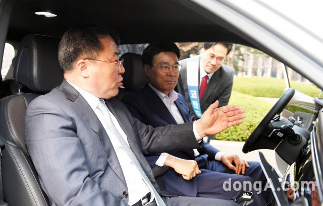 예병태 쌍용차 부사장(왼쪽)이 포스코 최정우 회장에게 코란도에 대한 설명을 하고 있다.