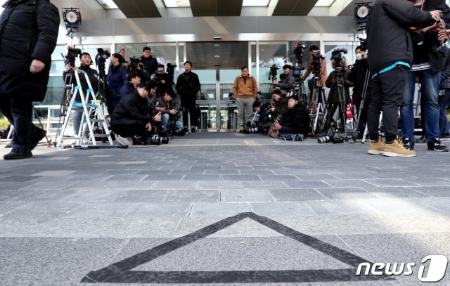 ‘별장 성접대‘ 의혹을 받고 있는 김학의 전 법무부 차관이 대검 과거사 진상조사단 소환에 불응한 3월15일 오후 서울 송파구 문정동 서울동부지방검찰청 앞 모습© News1