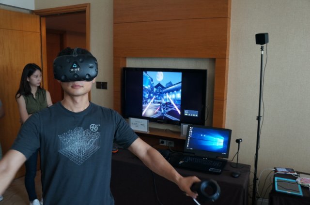 지난 2017년 차이나조이에서 시연중인 VR게임 / 게임동아