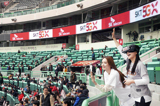 SK텔레콤이 프로야구 경기를 보다 재미있고 실감 나게 즐길 수 있는 ‘5GX 프로야구’ 서비스를 시작한다. 모델들이 인천 SK행복드림구장에서 5GX 프로야구 서비스를 시연하는 모습. 사진제공｜SK텔레콤