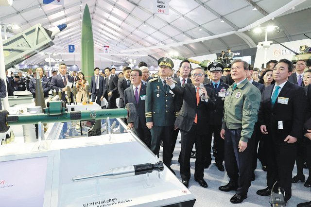 문재인 대통령이 ‘서울 ADEX 2017’ 개막식에 참석해 전시품에 대한 설명을 듣고 있다.