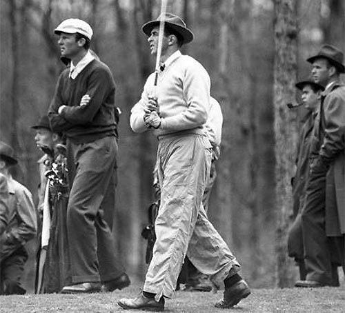 90세에 타계한 샘 스니드(가운데)는 부드러운 스윙의 소유자로 평가받고 있다. 그는 60세에도 골프장 라커 천장에 발이 닿을 정도로 유연했다고 한다. 사진 출처 PGA 홈페이지